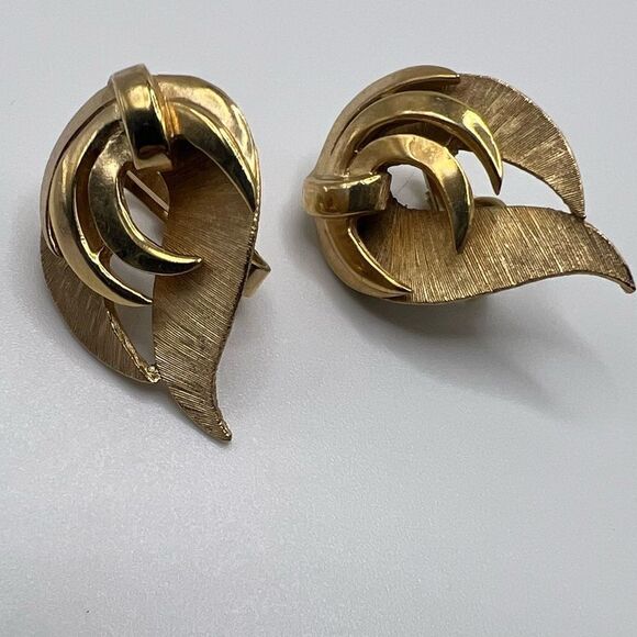 Vintage Trifari Gold Leaf Clip On Earrings - Picture 2 of 6
